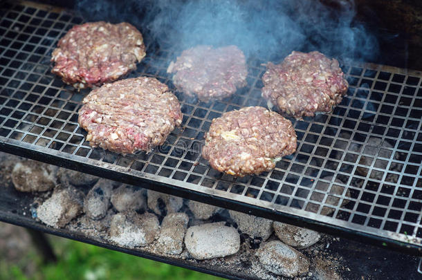 牛肉或猪肉烧烤汉堡准备汉堡烧烤烧烤烟烤架，关闭