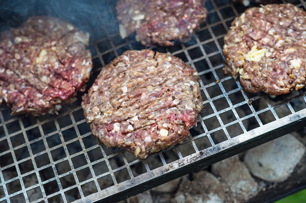 牛肉或猪肉烧烤汉堡准备汉堡烧烤烧烤烟雾烧烤在花园