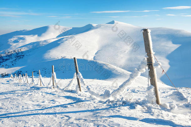 冬季高山村庄的雪篱笆