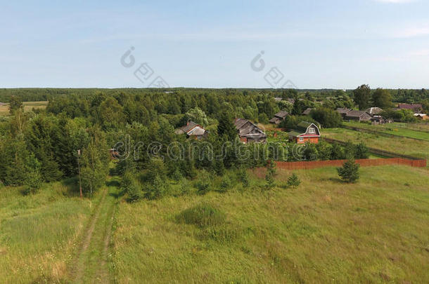 佩雷斯拉夫-扎勒斯基市附近村庄的鸟瞰图，