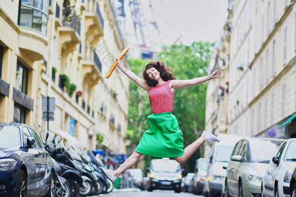 法国女人带着咖啡走着，然后蹦蹦跳跳