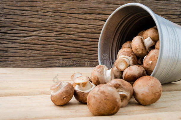 欧洲食品概念蘑菇汤与香槟建立与棕色背景。 香槟蘑菇或纽扣蘑菇