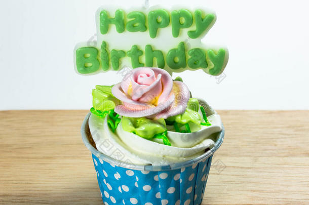 生日快乐蜡烛的纸杯蛋糕