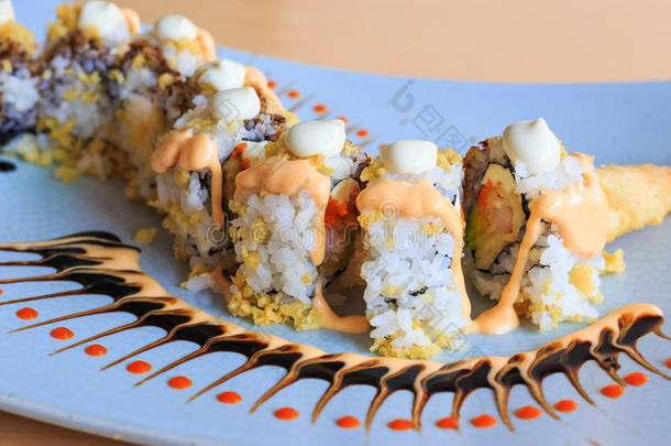 把美味的寿司放在陶瓷盘子上