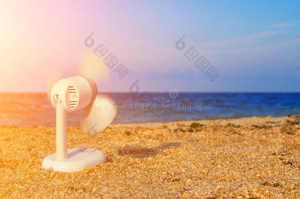 电风扇在海滩上吹