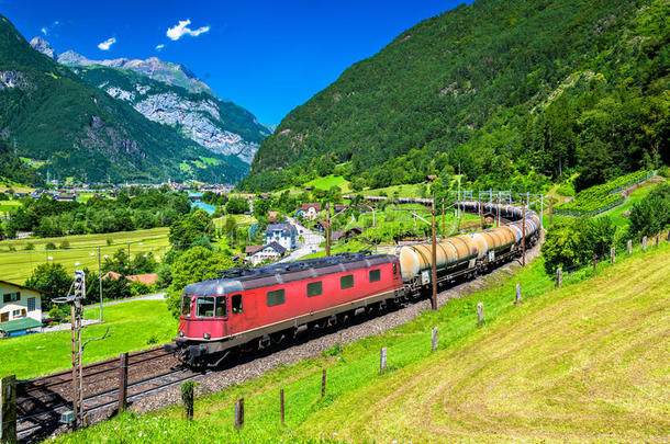 货运列车爬上戈德铁路-瑞士