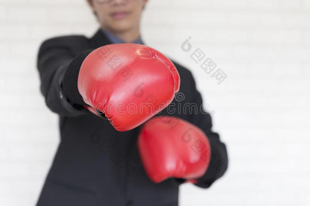 穿西装的商人戴着红色<strong>拳</strong>击手套<strong>对</strong>你<strong>拳</strong>打脚踢