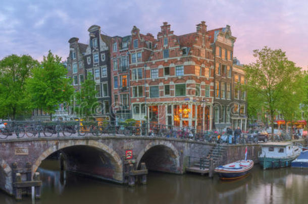阿姆斯特丹河，运河和美丽的阿姆斯特丹市夜景。荷兰