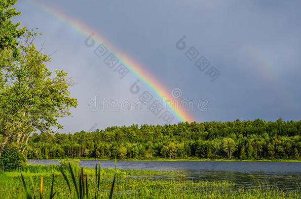 一场<strong>雨后</strong>，安大略湖东部五彩缤纷的夏季<strong>彩虹</strong>。