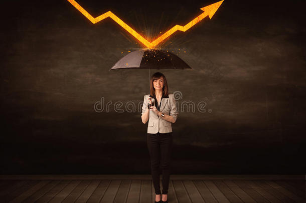 女商人拿着雨伞站着，拿着橙色的箭头