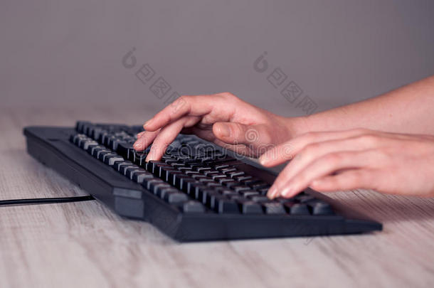 手按键盘按钮特写
