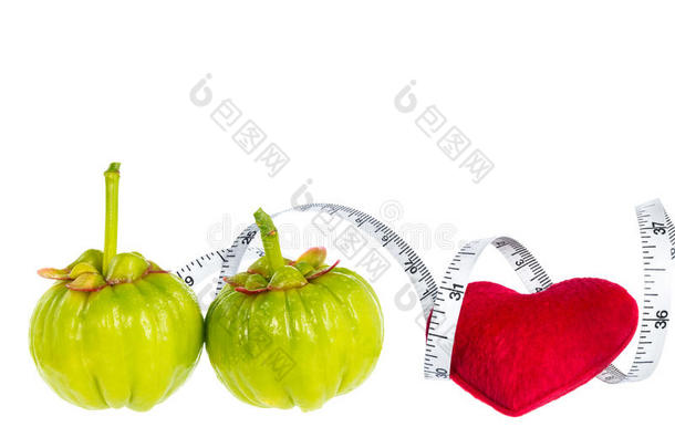 加布尼亚新鲜水果，红心和测量带，分离在白色。 水果饮食健康。