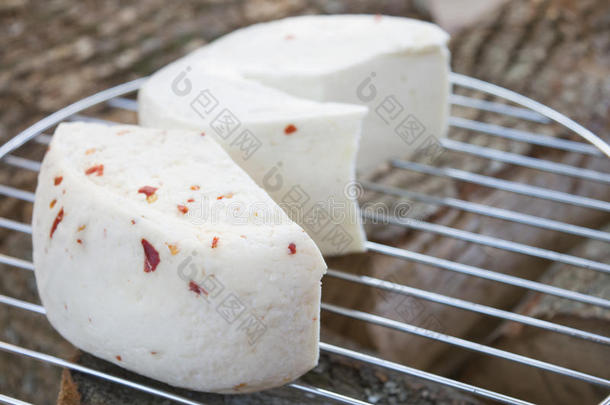 用母羊牛奶做的手工皮科里诺奶酪