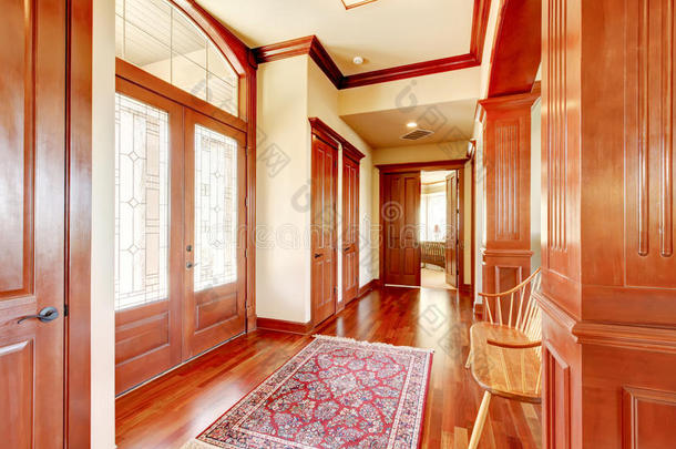 明亮的门厅在豪华的家庭与硬木地板。