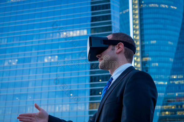使用虚拟现实眼镜在网络空间开会的商人。