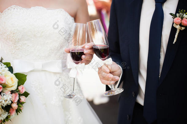 新娘和新郎拿着酒杯，特写。 婚姻观念