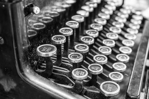 古董打字机-一种展示传统钥匙的古董打字机