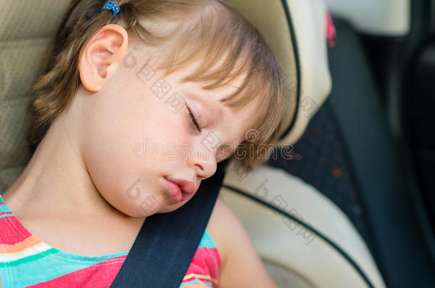 女孩在车里睡着了