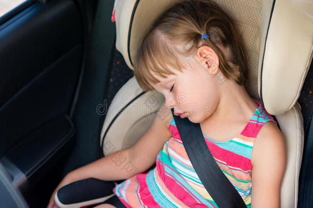 女孩在车里睡着了