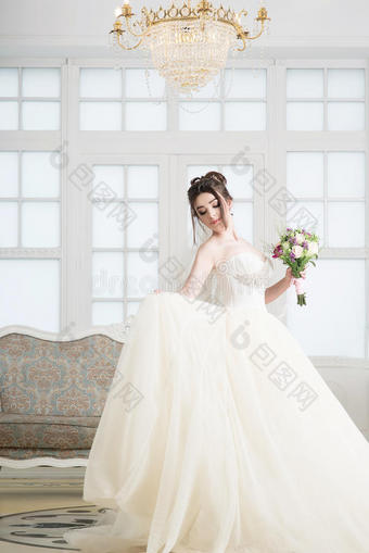 宫殿里豪华的新娘。 婚礼，迷人的黑发女人图片
