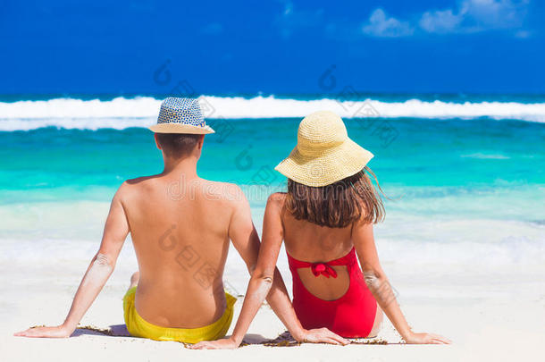 一对夫妇坐在巴里拉扎尔的热带海滩上的背景。 <strong>马赫</strong>，塞舌尔