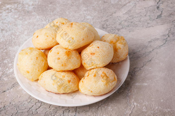 盘上的巴西小<strong>吃奶</strong>酪面包（pao de queijo）