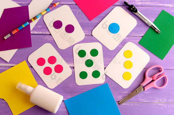 用于幼儿、学龄前儿童、幼儿园的彩色闪存卡。 如何教孩子读颜色。 如何教孩子数数