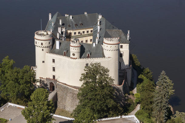 捷克共和国奥利克大坝下的城堡奥利克