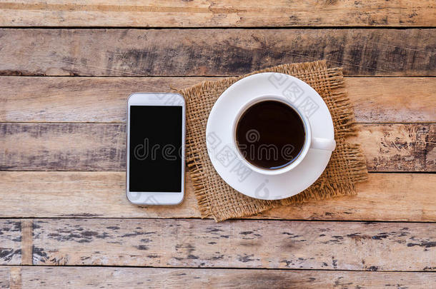 一杯带智能手机的咖啡有智能手机的咖啡。