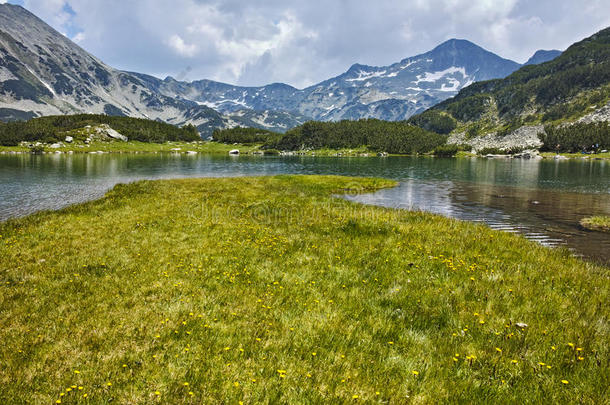 惊人的全景班德里什基丘卡尔峰和倒影在穆拉托沃湖，皮林山