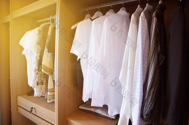 衣服挂在设计师服装店的架子上，现代衣柜里有一排衣服挂在衣柜里，老式房间里