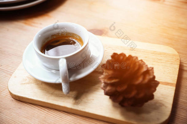 咖啡店的白色杯子里的黑色咖啡或浓缩咖啡，办公室或会议后的咖啡休息，新鲜黑咖啡的苦味