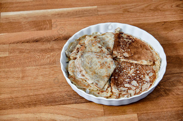 带薄煎饼的盘子在τ上