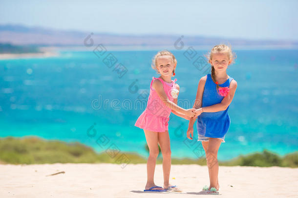 可爱的小女孩在海滩度假期间玩得很开心