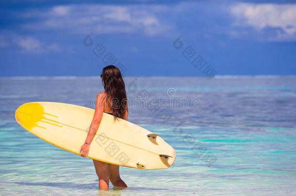 美丽的冲浪者女人在暑假冲浪