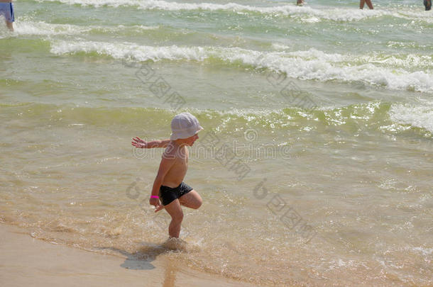 男孩在海里嬉戏，溅起浪花