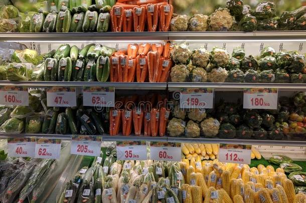 胡萝卜丰富多彩的玉米不同的杂货店