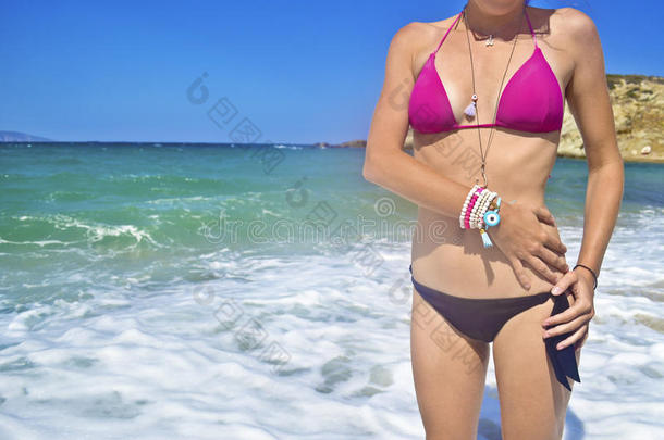 希腊模特在海滩上做珠宝广告