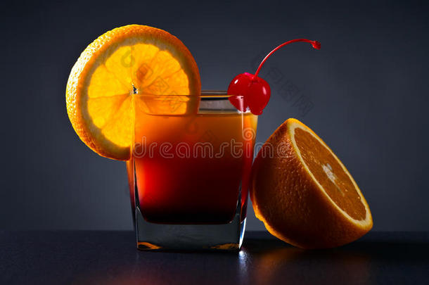 鸡尾酒龙舌兰日出与橙色和樱桃