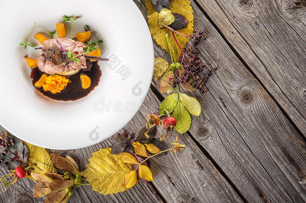 独家秋季食品在白色盘子装饰花，草药，<strong>酱汁</strong>和叶子，产品<strong>摄影</strong>餐厅，牛肉或