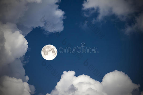 云彩天空和月亮，一个美妙的拼贴