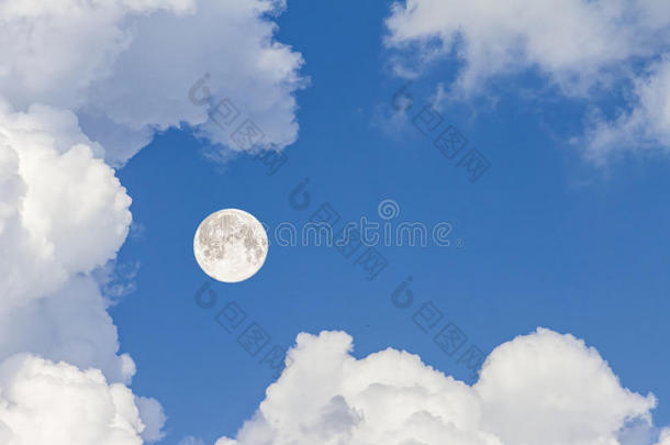 云彩天空和月亮，一个美妙的拼贴