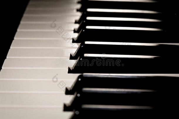 美丽的新宝宝大钢琴键盘，准备演奏。