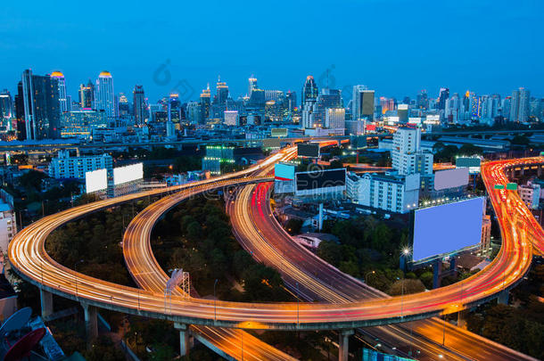 曼谷市中心城市背景和公路互换