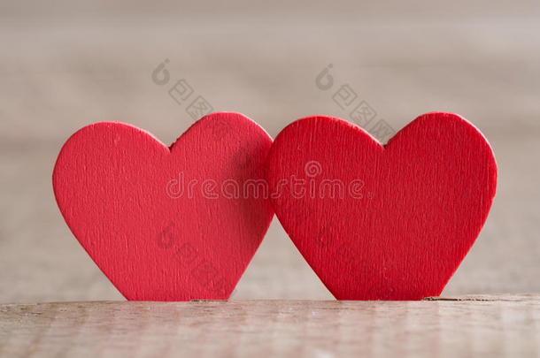 木头地板上有几颗红心。 爱和情人节的概念。 情人节快乐