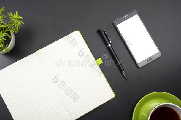 名片空白，智能手机或平板电脑，花和笔在办公桌桌面视图。 公司文具