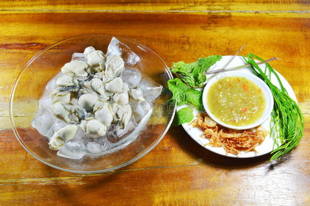 新鲜牡蛎，香草和辣酱