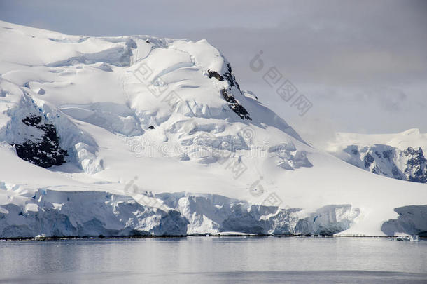 南极洲-晴天的童话般的风景