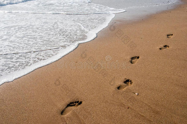 日落时的海滩，海浪和脚步声