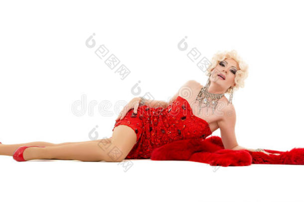 穿着红色连衣裙的拖后腿，地上躺着毛皮